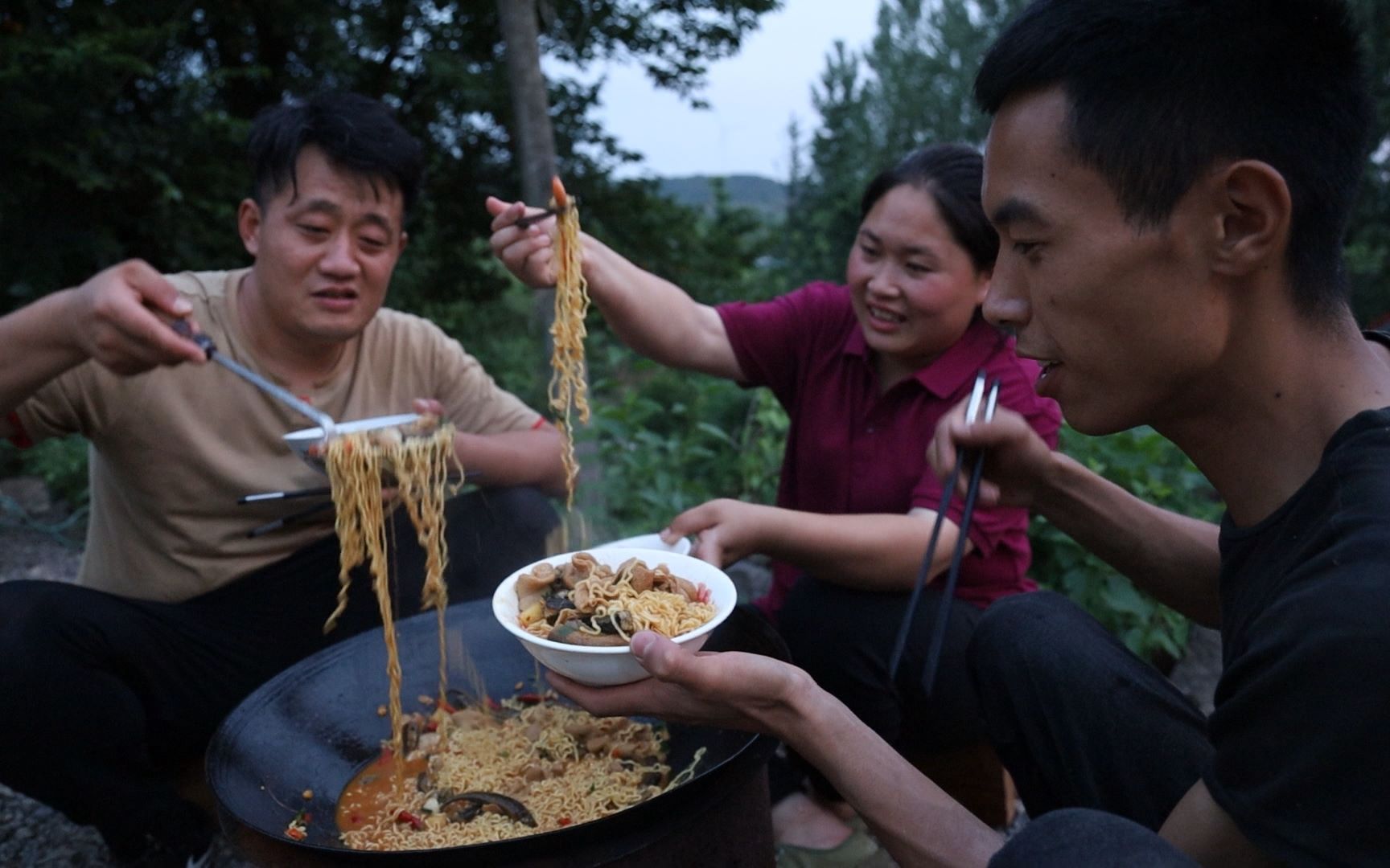 胖妹拜师成功!做肥肠河鲜面庆祝,香辣够味,3人边吃边夸笑哈哈哔哩哔哩bilibili