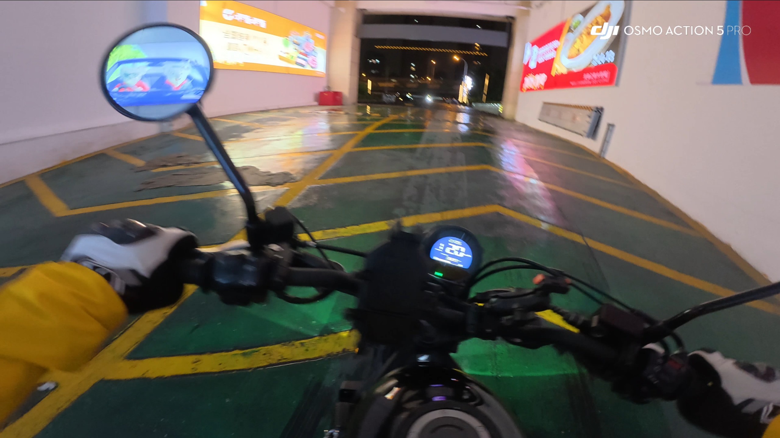 神人商场坡道用环氧地坪滑得吓出来两滴