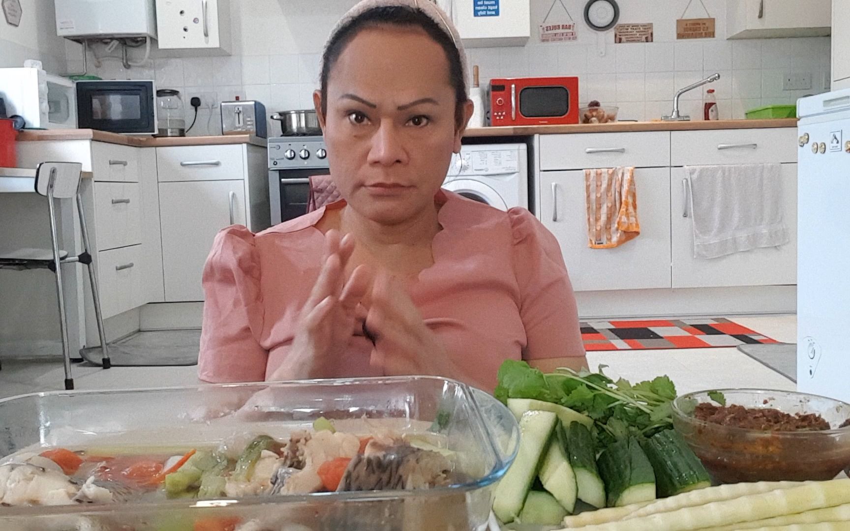 珍妮吃罗非鱼汤配上泰式烧椒酱、糯米饭、黄瓜条241122