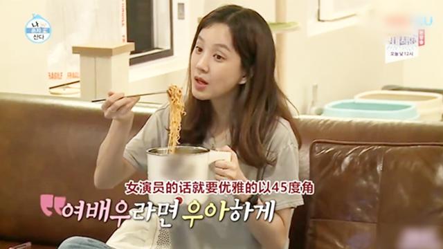 韩国女演员的单身日常，在家煮泡面，一大锅也能瞬间吃完