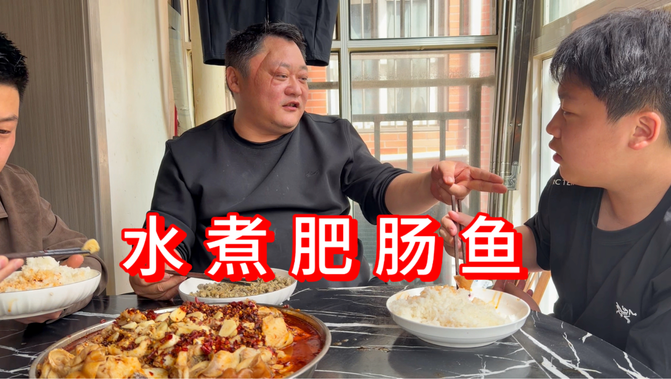 儿子嗓子越来越不对劲，胖龙给他做个“水煮肥肠鱼”盘问一下啥情况