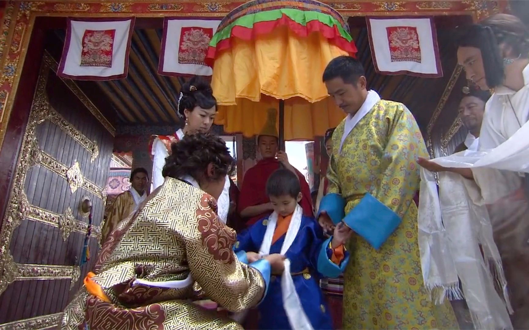 视频 西藏秘密25：吉塘住持巡迹转世灵童，六岁小孩摇身一变成活佛