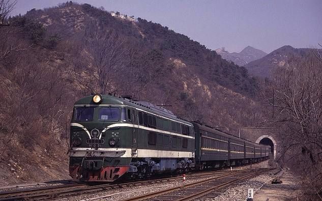 1988年NY7型大马力内燃机车牵引北京-莫斯科