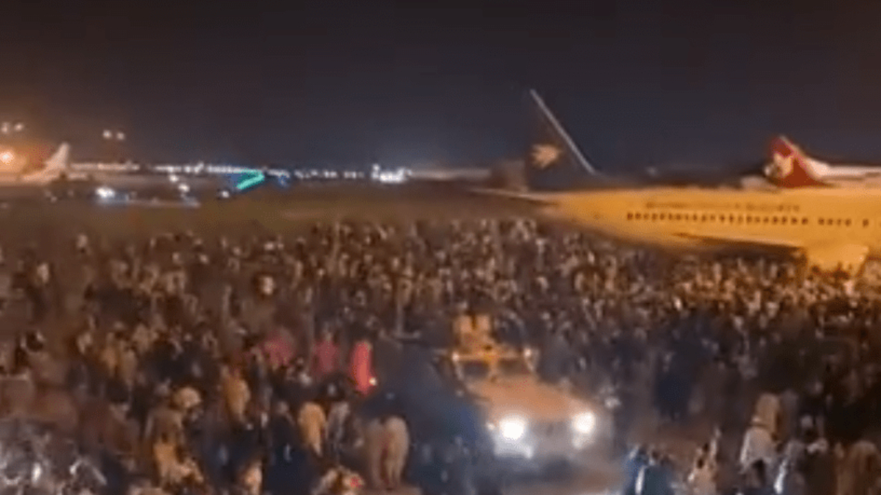 喀布尔现状 人们试图登上任何能离开阿富汗的飞机