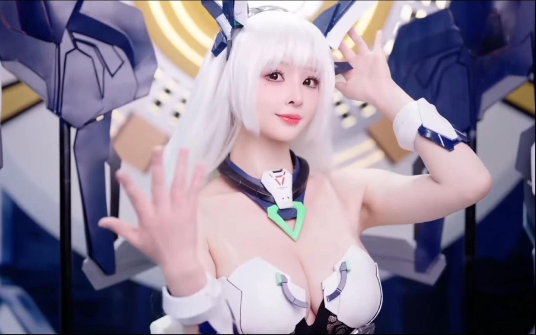 See many ladies cosplaying at once!