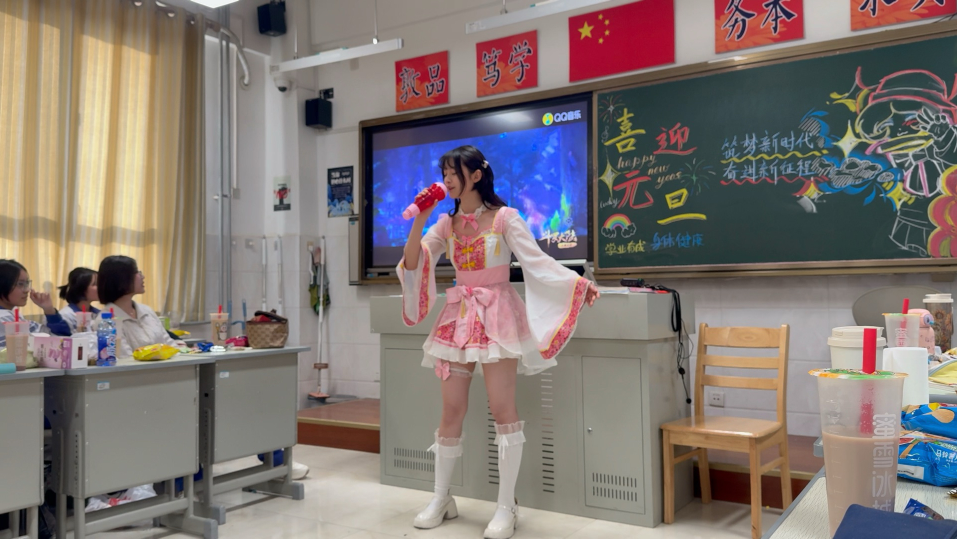 在高中元旦联欢会燃唱了《破茧》！！