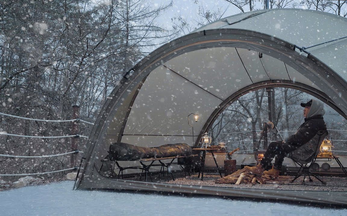 下着暴雪的林中村雪中单人野营，放松花木炉柴声