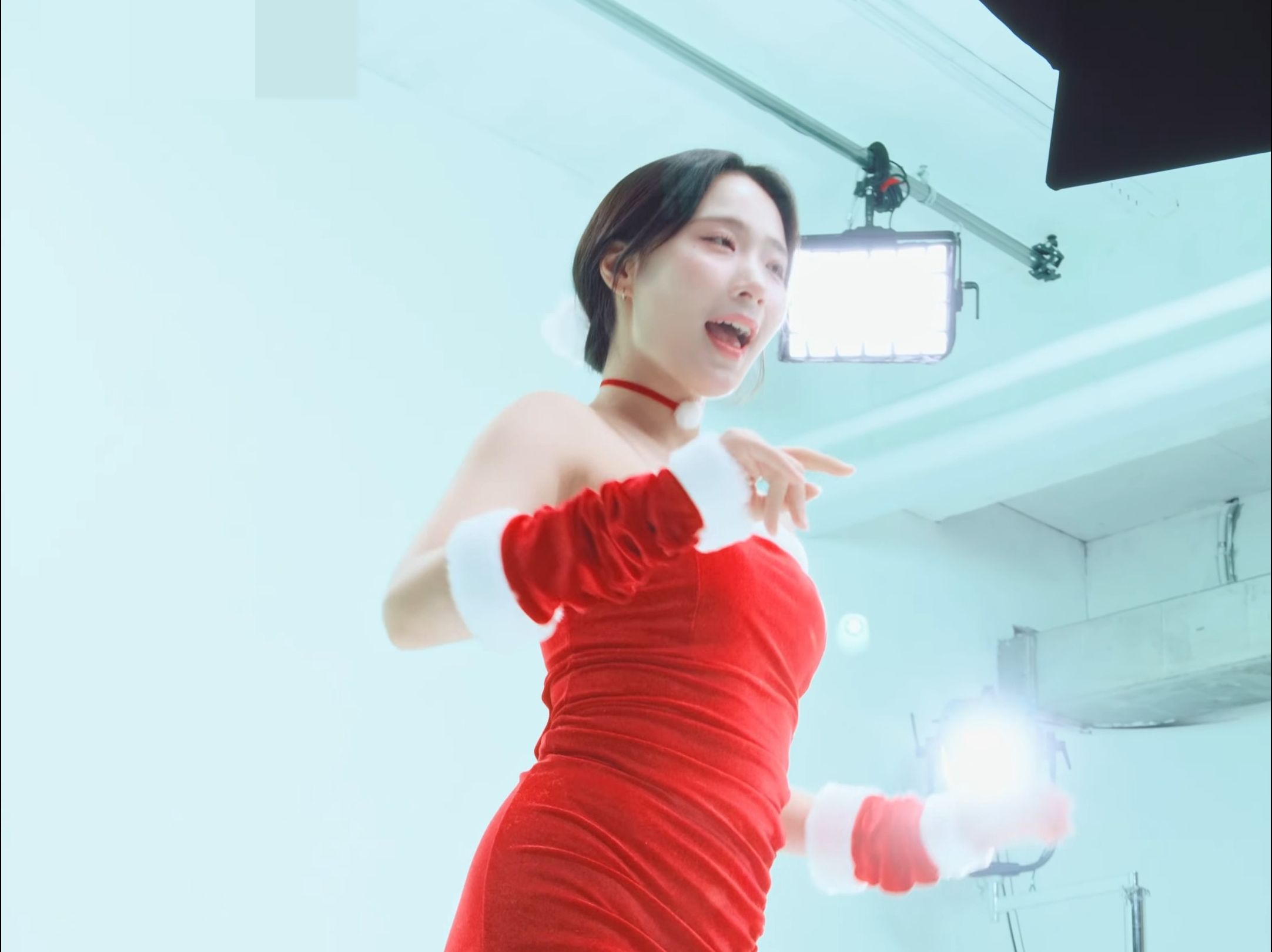 Jung In twinkle 2023 Christmas outfit Side view