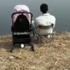爸爸带一岁闺女钓鱼 宝宝非常认真 妈妈：嫁了个钓鱼佬 生了个小钓鱼佬