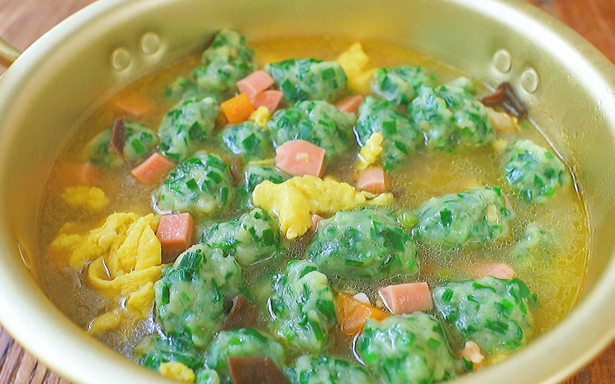 韭菜丸子汤，这个做法太鲜了，不用炸，锅里一煮，和饺子一样好吃