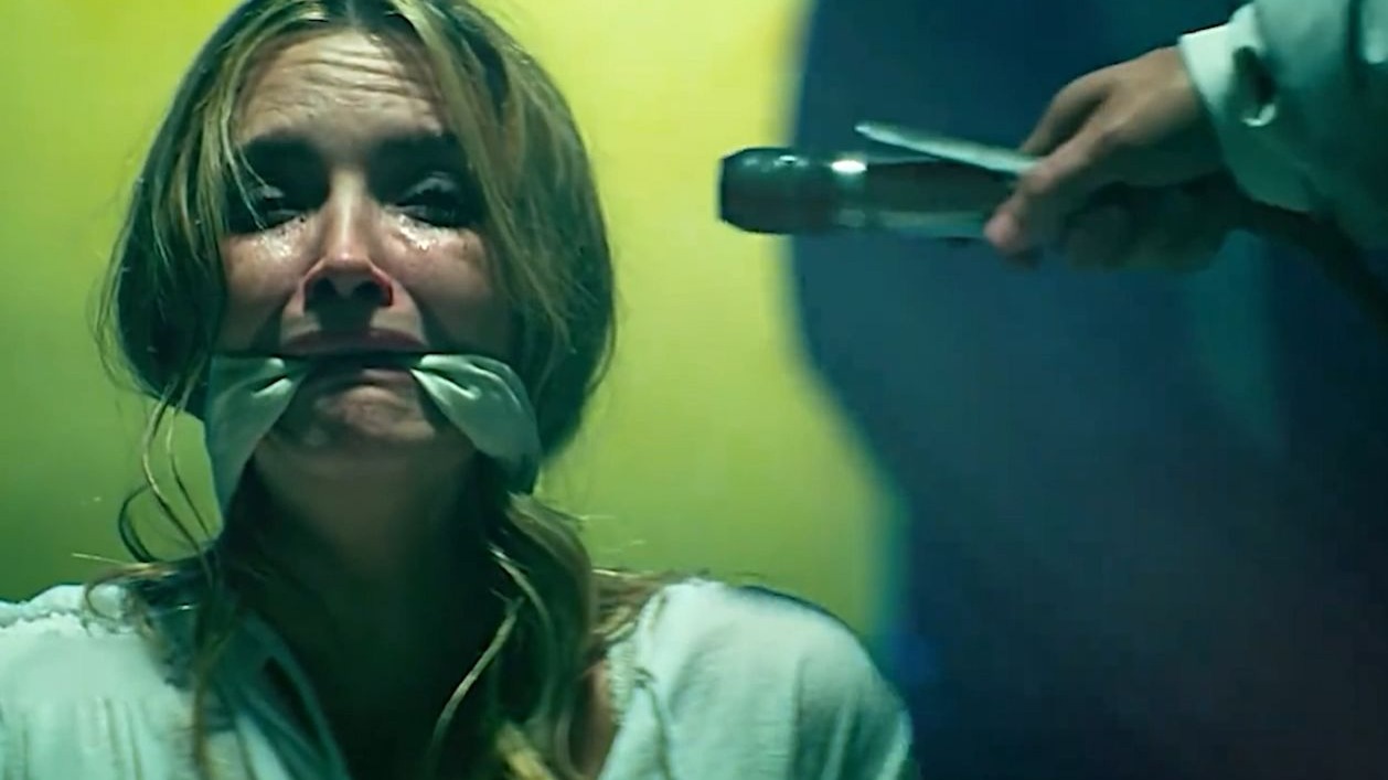 他明明已经答应将所有钱财交给劫匪，可劫匪还是用气钉枪杀死他的老婆