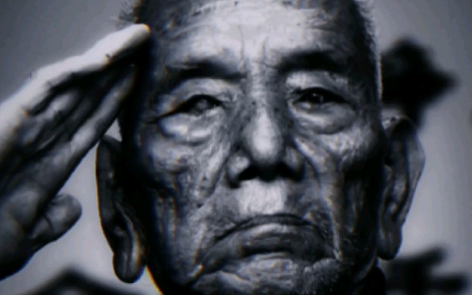 衡阳保卫战中1.7万战士中的战士周禄生。拍这张照片时他已经近百岁高龄，但他的脸上依然洋溢着正气和坚毅。