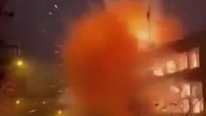 3月7日美伊战争，伊朗导弹精准打击以色列首都特拉维夫！场面及其震撼，漫天的火雨砸向地面！美伊战争冲突