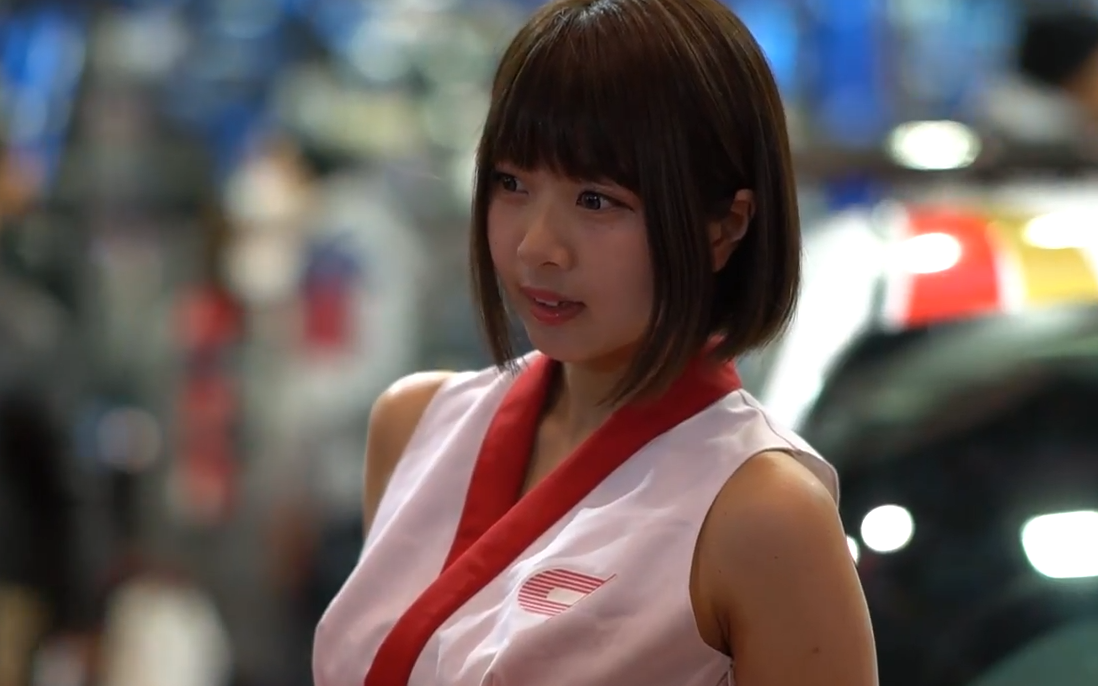yuri搬运2018东京改装车展上穿着木屐和丝袜的可爱车模妹子