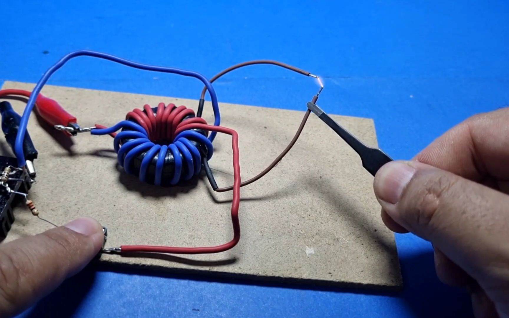 用几个元件搭建焦耳小偷电路，制作简易的高压电弧发生器