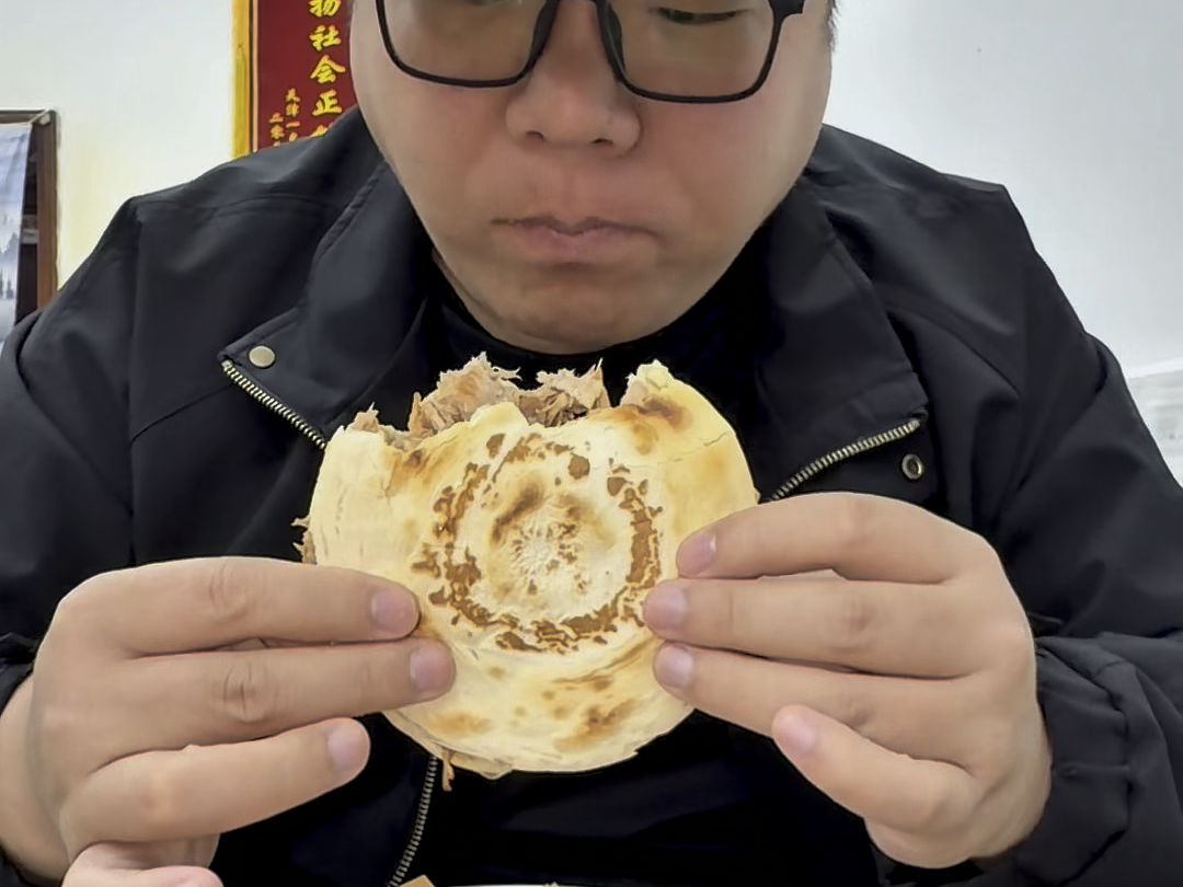 这是我做的最长的一条视频，由于现在不常在西安，素材积累从冬天到夏天，希望外地的朋友来西安，能吃到正宗的肉夹馍～