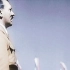 希特勒上台演讲时，他的表情和动作，让听众很容易被洗脑