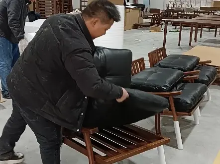 北美黑胡桃头层牛皮软包沙发#工厂实拍视频 #休闲椅 #实木家具 #生活美学