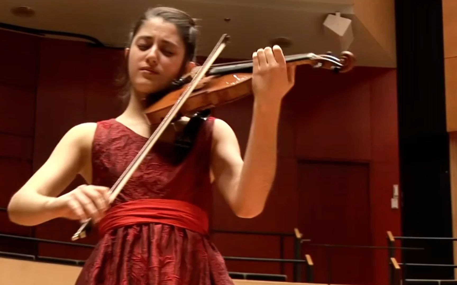 帕格尼尼 第一小提琴协奏曲 的玛丽亚·杜埃尼亚斯
