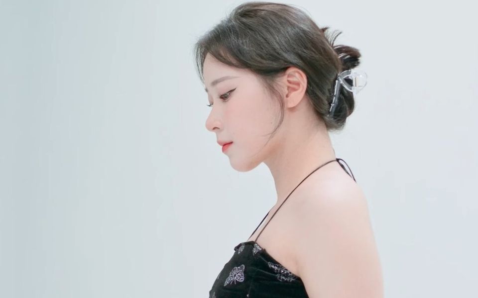 Illusion Jung In Black Dress Different Perspectives