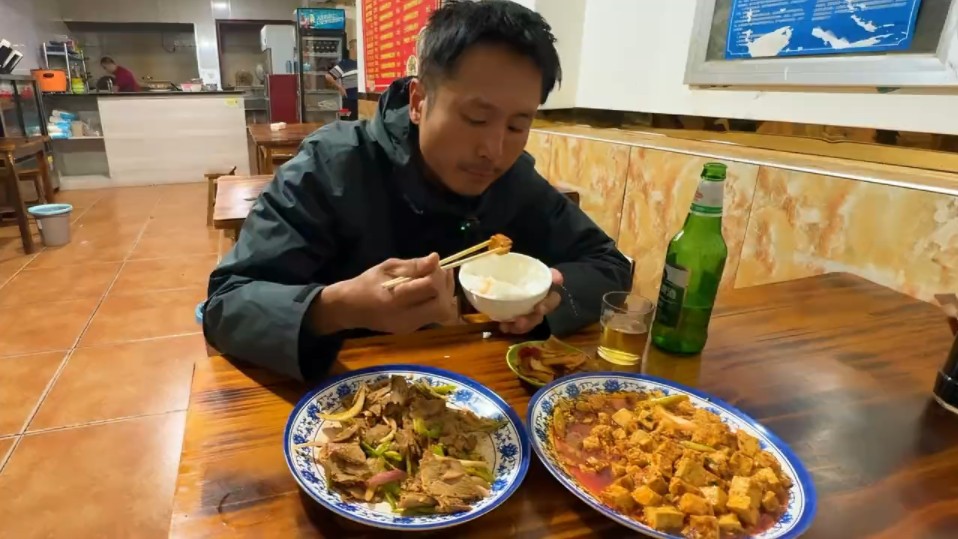 骑行内蒙古来到蒙古国边界，90公里很轻松到达，点了两个菜太饿了