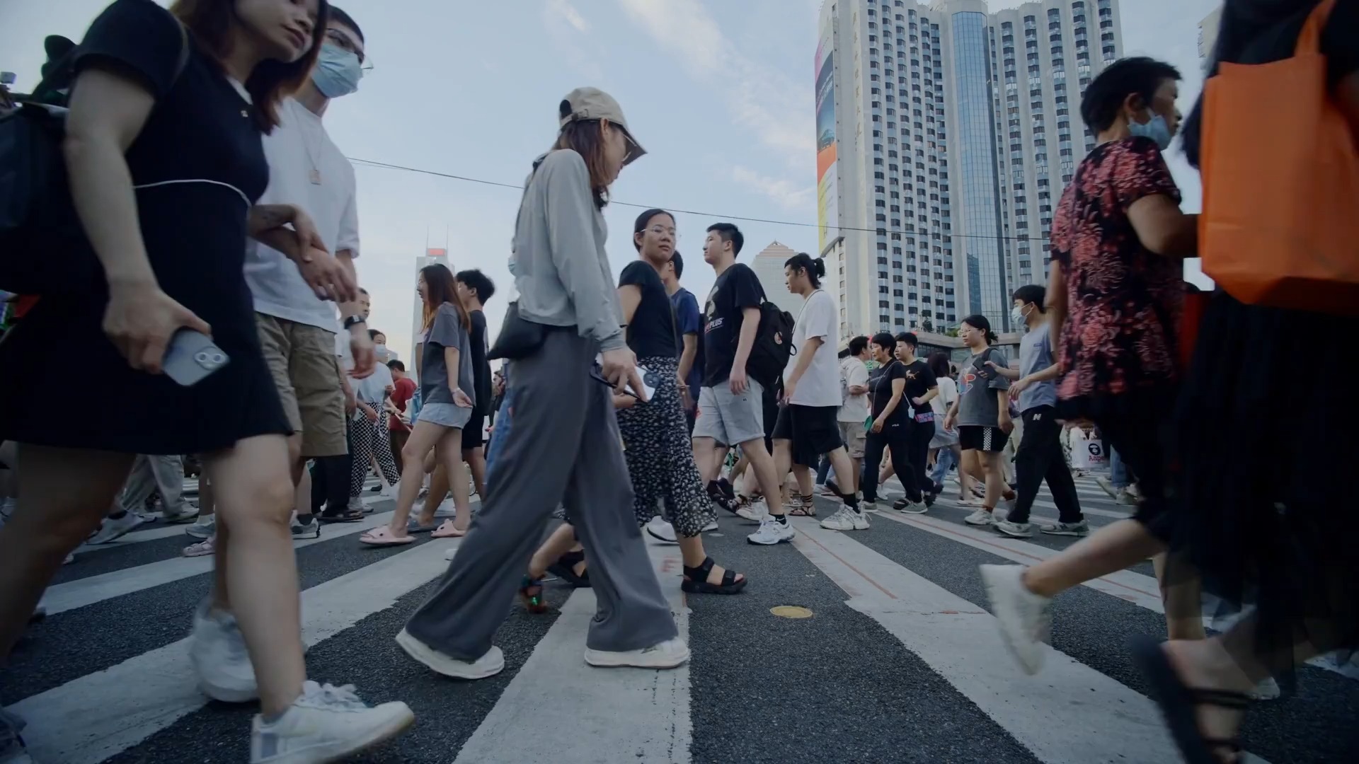 【空灵】夏天 人群过马路 城市空镜 电影感 炎热
