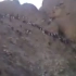 大批阿富汗难民翻山越岭涌入伊朗！排成长队沿陡峭山壁攀爬而上