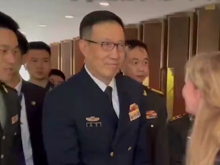 中美防长在新加坡举行会晤，中国防长步入会场