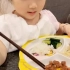 三岁小可爱最喜欢的就是自己吃饭了、有几个人这样拿筷子的、哈哈