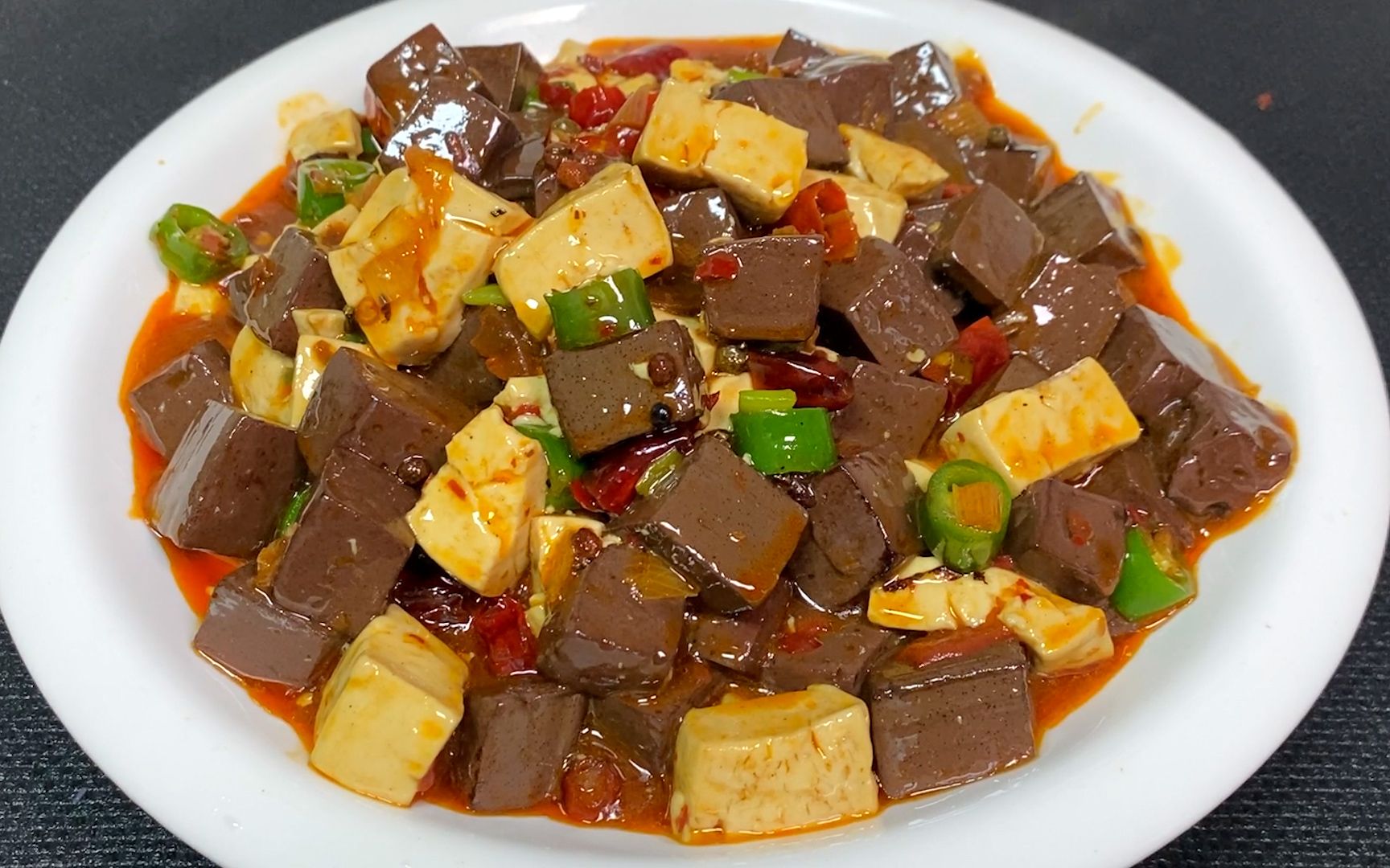 鸭血豆腐的家常做法，教你小技巧，麻辣鲜香，开胃又下饭，真过瘾
