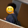 女友生气躲厕所，男生闯女厕敲门道歉无视他人，同厕女生：有点绝