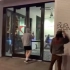 美国暴乱持续升级 苹果手机LV商店被抢劫