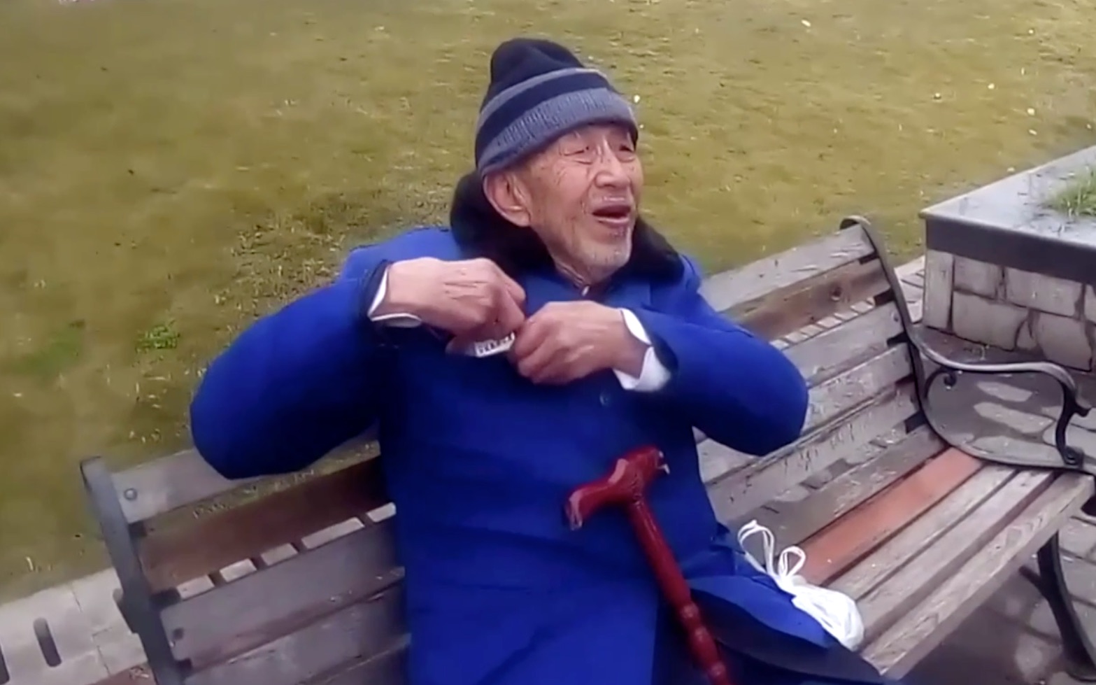 93岁老爷爷为老伴买咸鸭蛋迷路：因为她想吃……