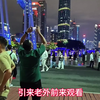 夜空出现巨型不明物，引来老外观看，才知道是中国无人机灯光秀