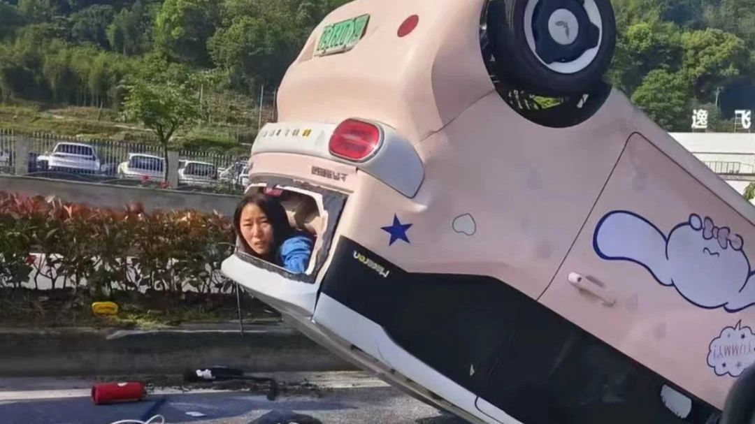懵逼的女司机和窜出马路的老头老太，老司机面对这种状况的解决办法是什么？