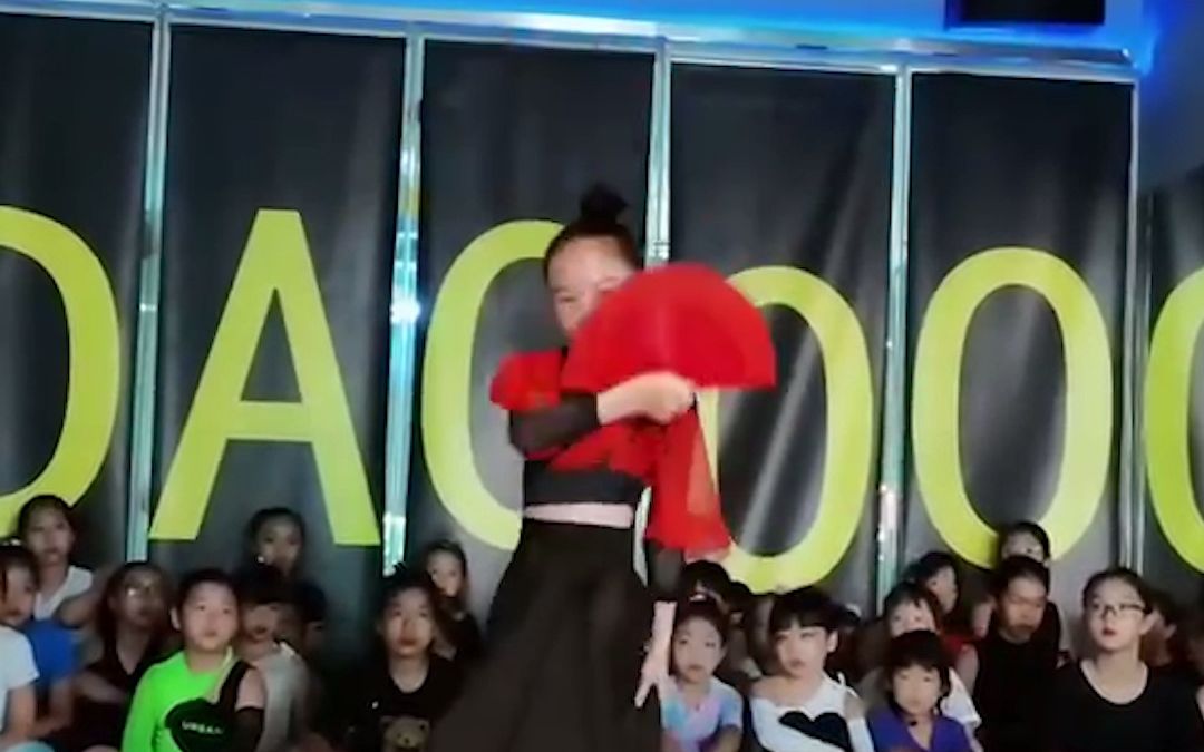 11岁女孩跳“中国风爵士” 惊艳全场。网友：动作干净利落 表现力满分