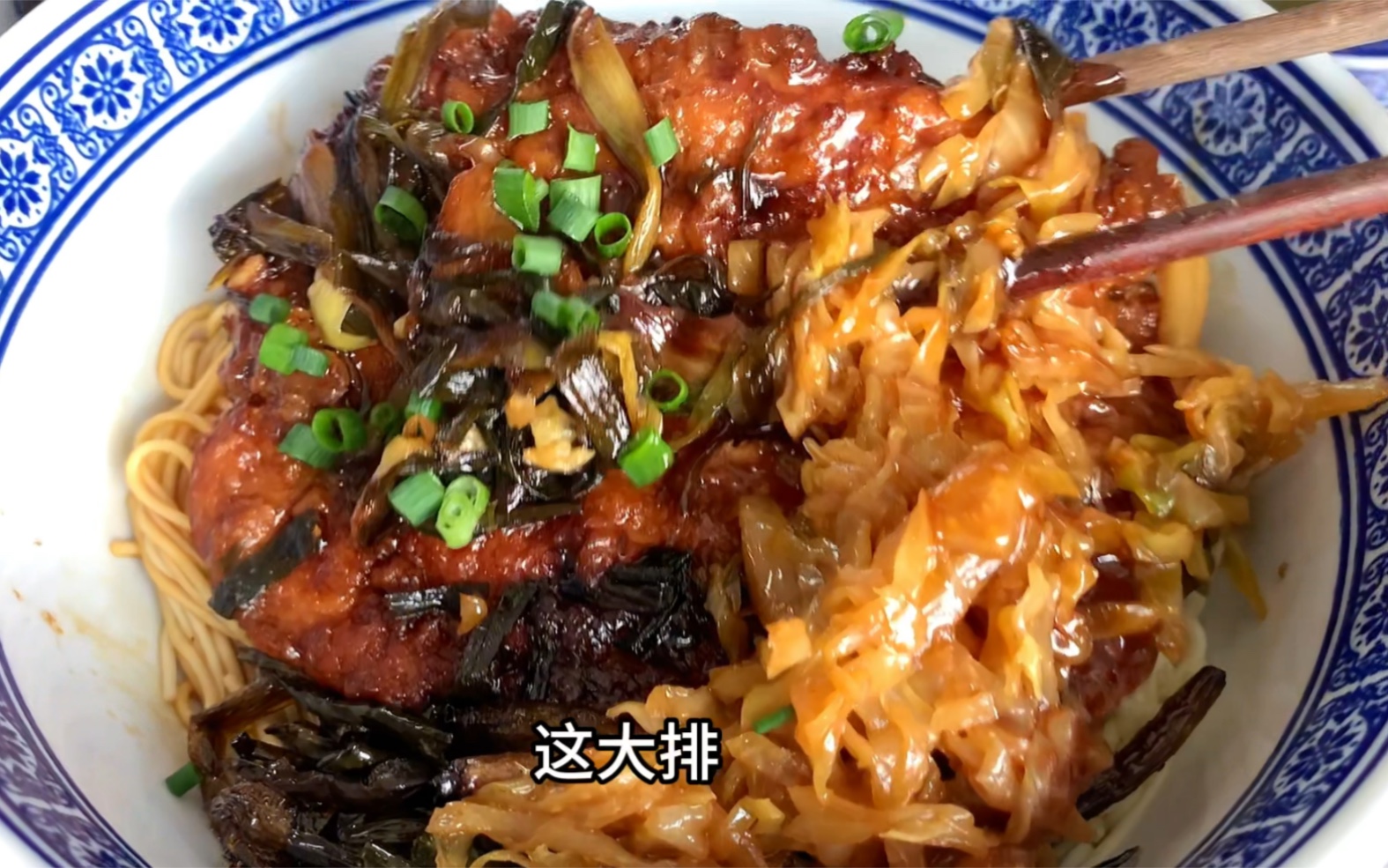 到上海咥两碗面116元，浓油赤酱多放油泼辣子醋变换口味，可惜没有带大蒜