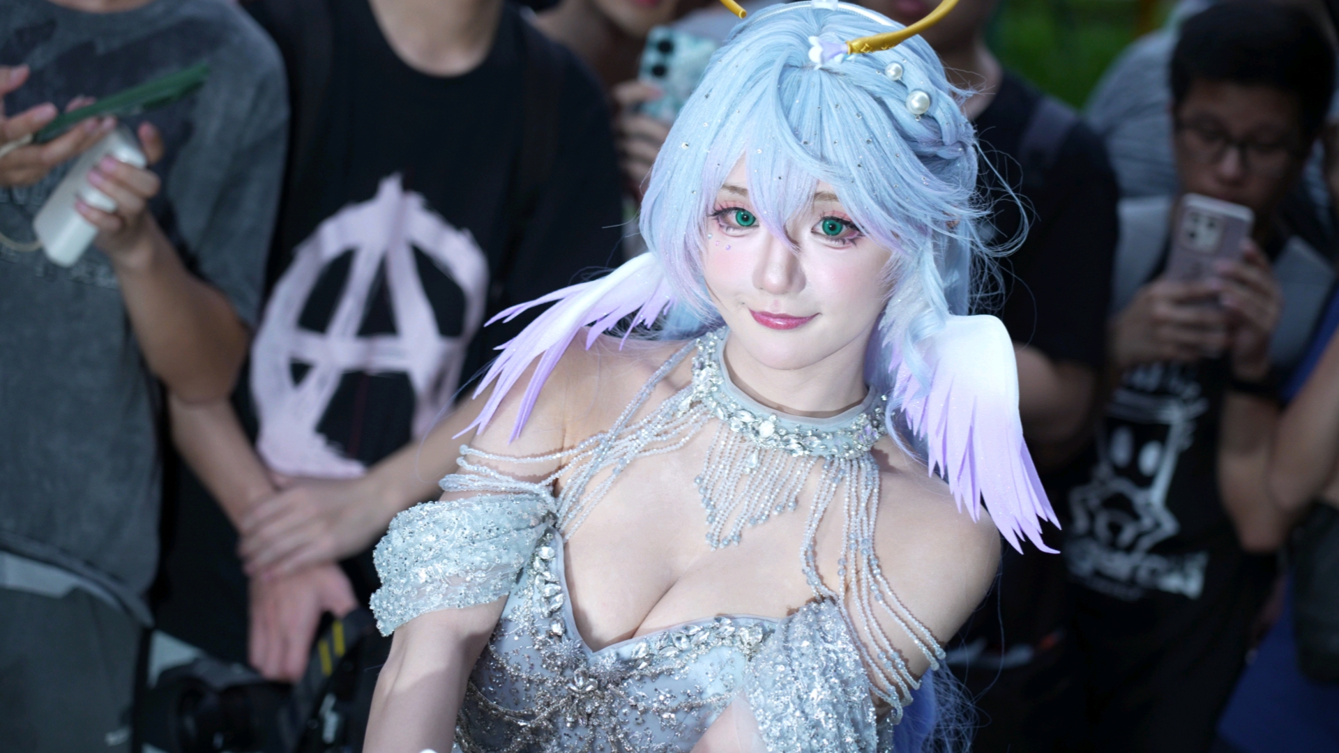 [Mockingbird dress cos] - Dare with deep V silver blingbling too beautiful hand holding a flower ball.