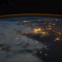 NASA宇航员从空间站拍摄了一段延时视频，从太空中看地球上的夜晚。从连绵一片的城市灯光到绚烂的极光，令人震撼不已
