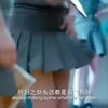 这男生太坏了,光明正大地掀了十几个女生的裙子