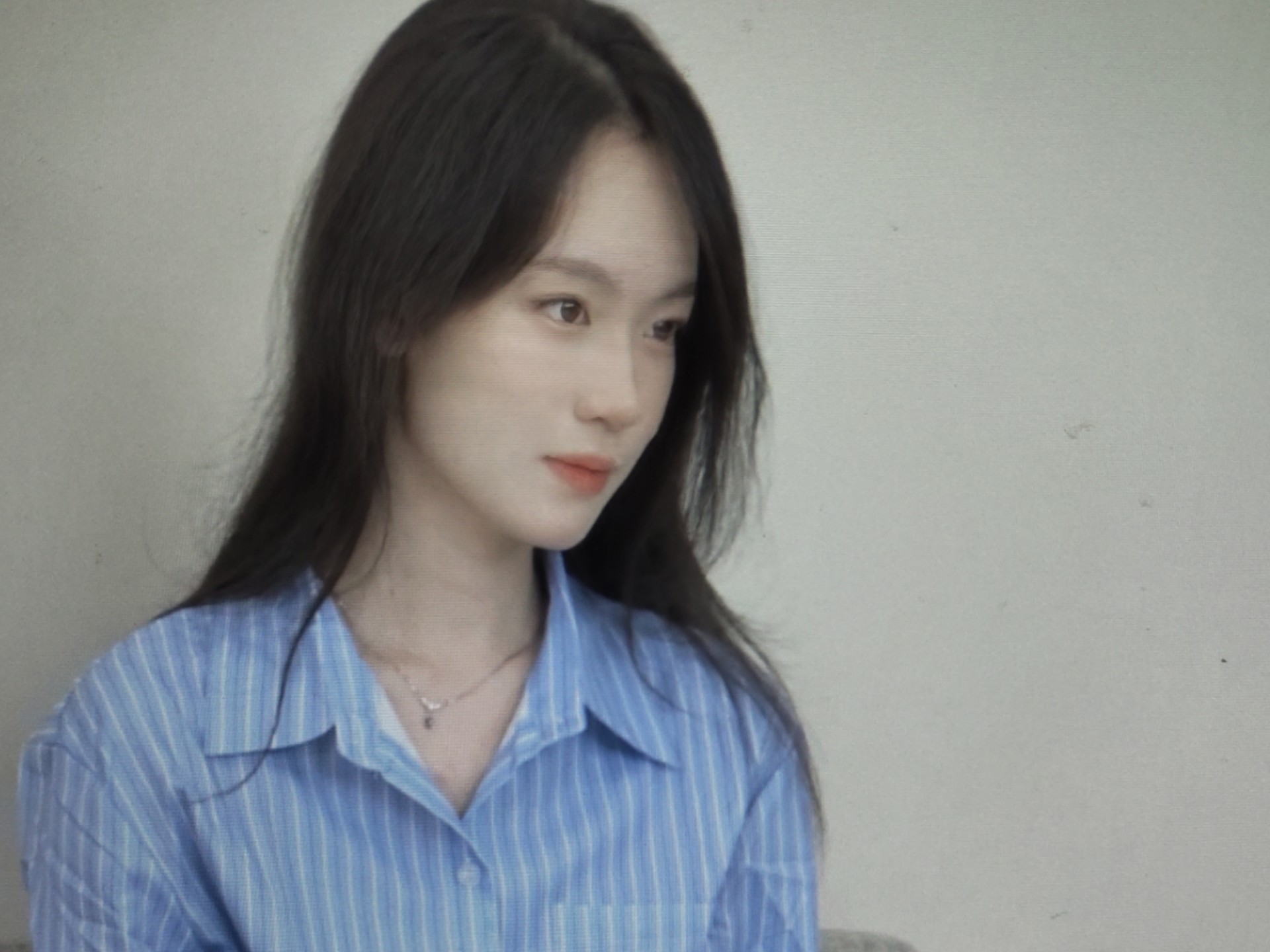 校花小艺蓝色衬衫写真花絮完整版。