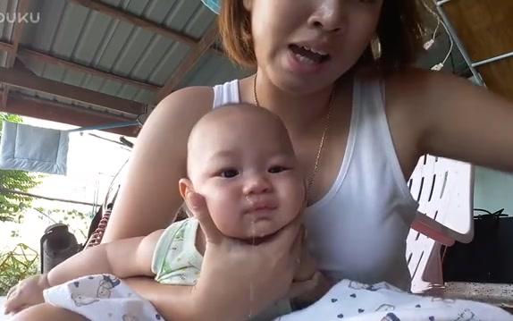 四个月小宝宝示范盐水洗鼻法, 对过敏性鼻炎和感冒都很有效!_baijiejiankang.com分享