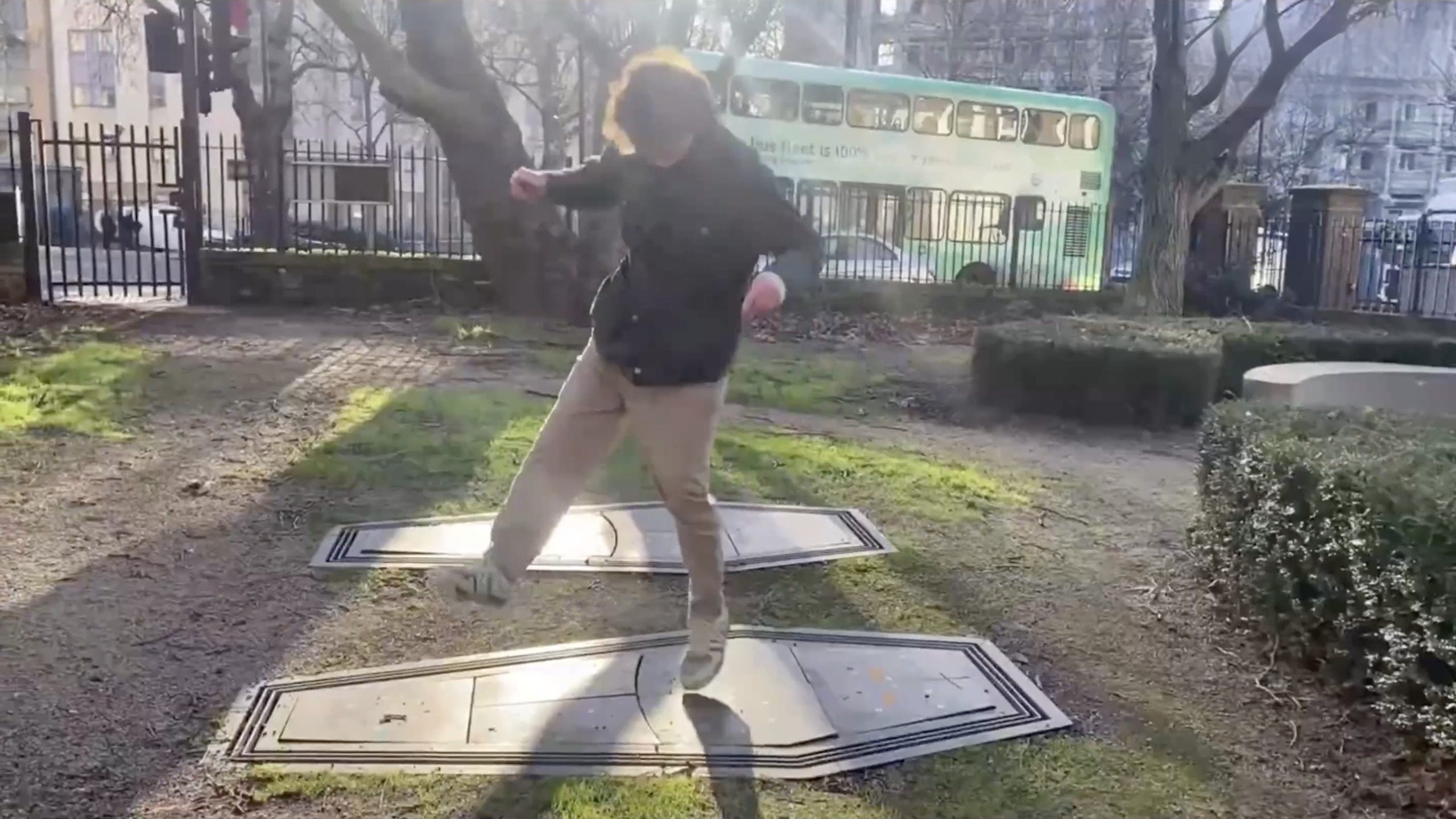 那个逗世界笑的男人，希望你在他坟头蹦迪。