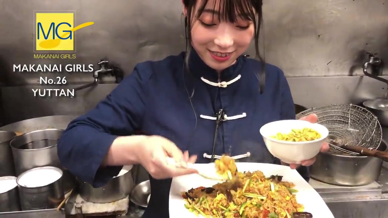 日式中华料理劲辣炒饭美女侍应试吃后的表情