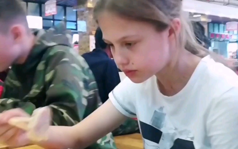 14岁俄罗斯女孩在中国吃饺子一大盘子饺子还不够吃