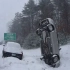 美国加州暴雪，内华达山脉上的公路，车辆玩起了漂移！