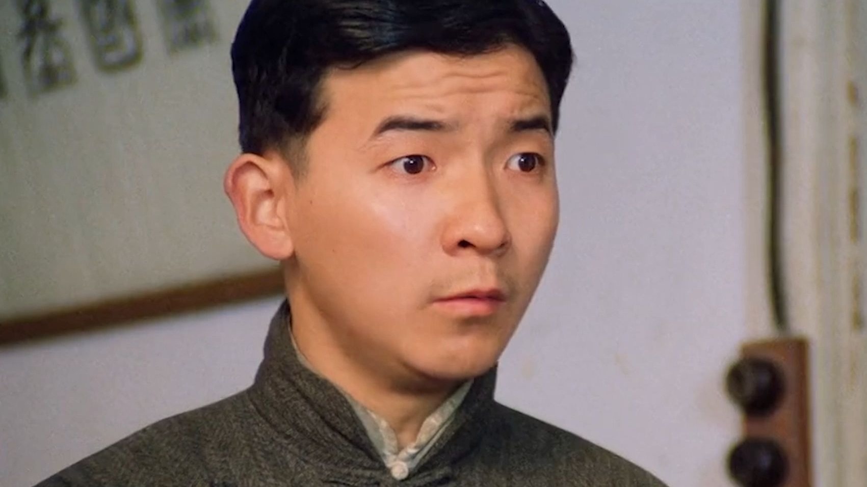 “吃饭只吃松鹤楼，头油只用斯丹康，衣服只穿派乐蒙，看书只看小黄书”《包氏父子》