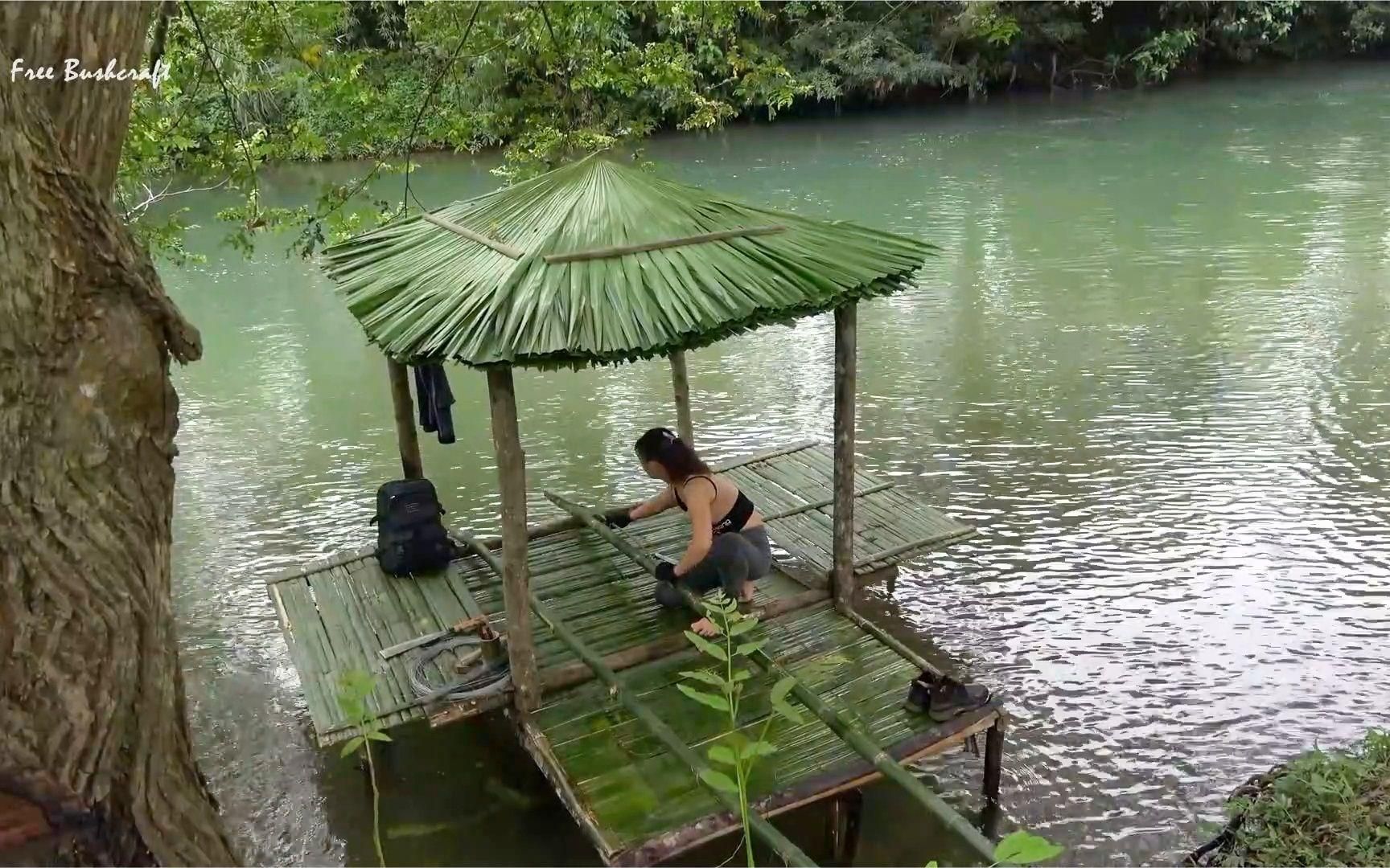 户外雨林 美女雨中制作竹桥 看到这个美景好想高歌一曲
