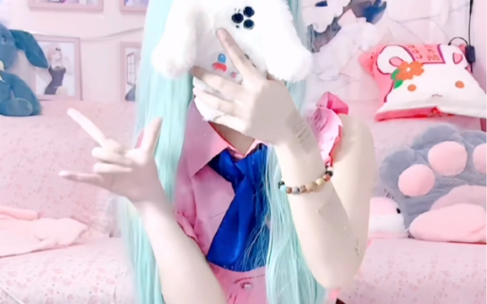 The mirror is so dirty.