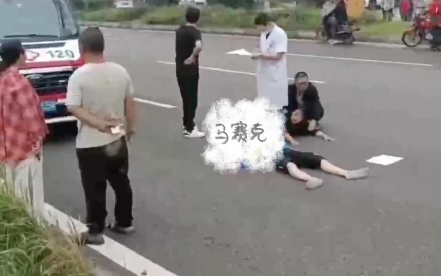 5月10日四川安岳城南，12岁孩子横穿马路被撞，老人在后面亲眼目睹孙子被撞身亡